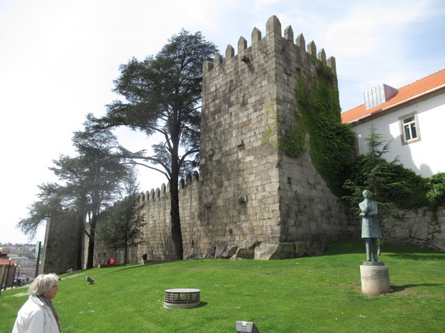 Porto, Oude stadsmuur Muralha Fernandina